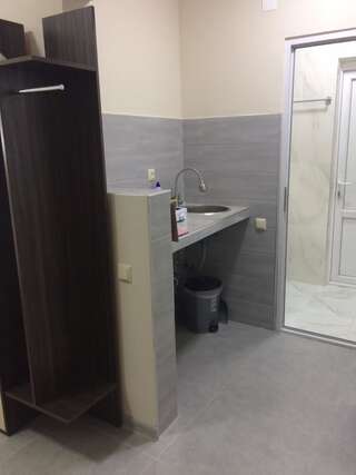 Гостевой дом Batumi Guesthouse 28a Батуми Стандартный двухместный номер с 2 отдельными кроватями и видом на сад-6