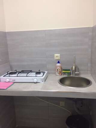 Гостевой дом Batumi Guesthouse 28a Батуми Стандартный двухместный номер с 2 отдельными кроватями и видом на сад-7