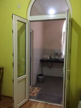 Гостевой дом Batumi Guesthouse 28a Батуми Стандартный семейный номер-10