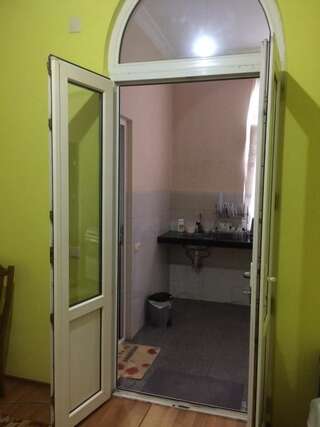 Гостевой дом Batumi Guesthouse 28a Батуми Стандартный семейный номер-23